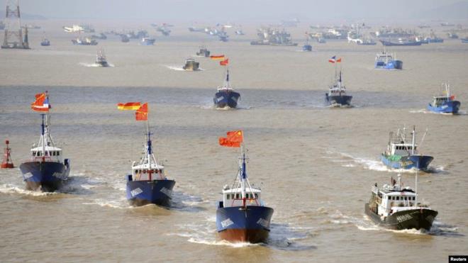 Tuần duyên Mỹ cảnh báo đội tàu cá hung hăng của Trung Quốc