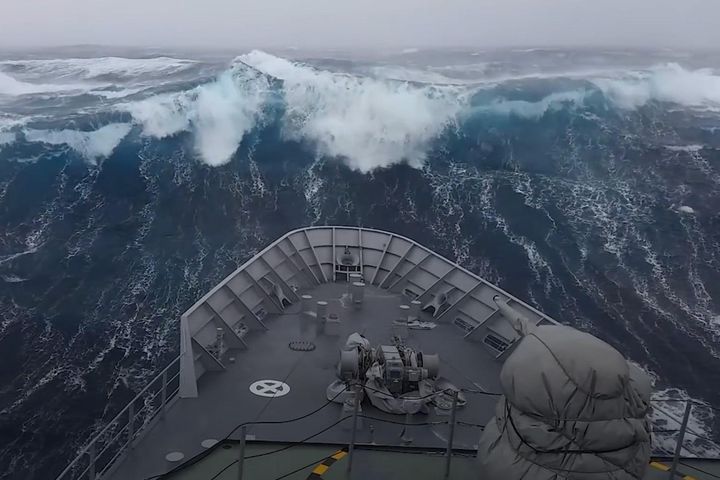 Video: Tàu chiến đối đầu cơn sóng khổng lồ