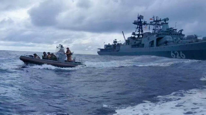 Tàu khu trục Nga giải cứu tàu hàng bị cướp biển tấn công ở Vịnh Guinea