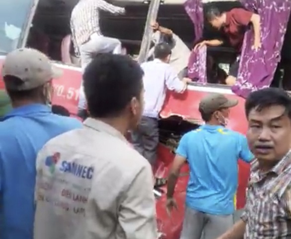 Tàu hỏa đâm ngang hông xe 45 chỗ chở học sinh