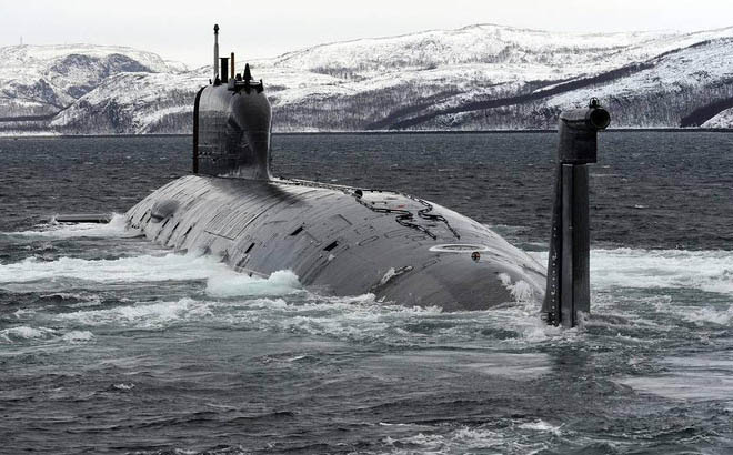 Tàu ngầm Nga khoe sức mạnh vũ bão với tên lửa trên biển