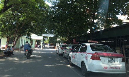 Sẽ xử lý xe “dù”, độc quyền taxi tại bệnh viện