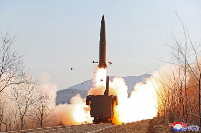 Hàn Quốc: Triều Tiên phóng loạt tên lửa ra biển