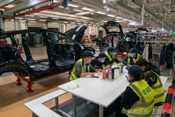 Bên trong siêu nhà máy Tesla Thượng Hải: Chủ tịch ngồi cạnh dây chuyền sản xuất, mọi thứ tự động hóa tối đa, dấu vết từng con ốc đều có thể truy xuất