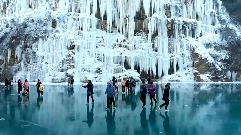Du khách đổ xô chiêm ngưỡng thác nước đóng băng tuyệt đẹp