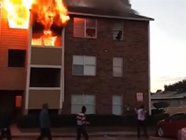 Tòa nhà cháy dữ dội, bà mẹ thả con từ tầng 3 để người lạ đỡ
