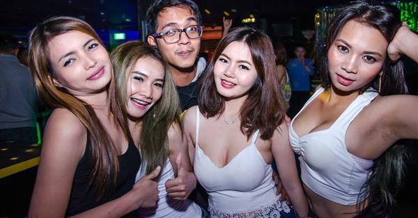 Bên trong các quán bar thiếu nữ bị bán vào để mua vui ở Thái Lan