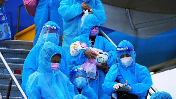 Gần 400 thai phụ, trẻ nhỏ từ vùng dịch về Quảng Bình an toàn trên chuyến bay nghĩa tình