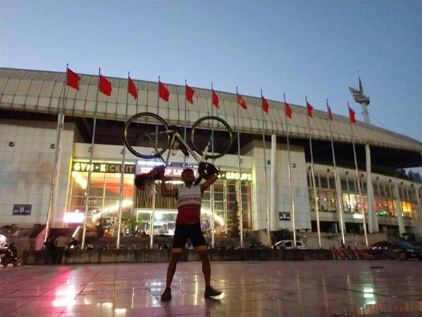 CĐV Thái Lan đạp xe 1.400km đến Việt Nam cổ vũ cho “Voi chiến”