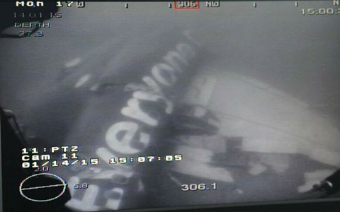 Thợ lặn tiến vào thân máy bay QZ8501 tìm kiếm thi thể nạn nhân