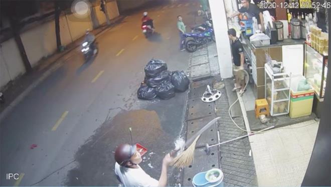 Côn đồ đánh cô gái dã man, dọa chém người can ngăn ở Sài Gòn