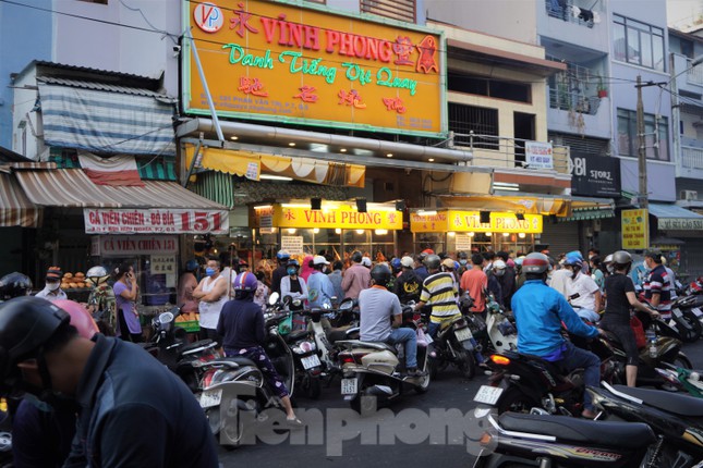 Xếp hàng mua heo cúng, vịt quay ngày vía Thần Tài
