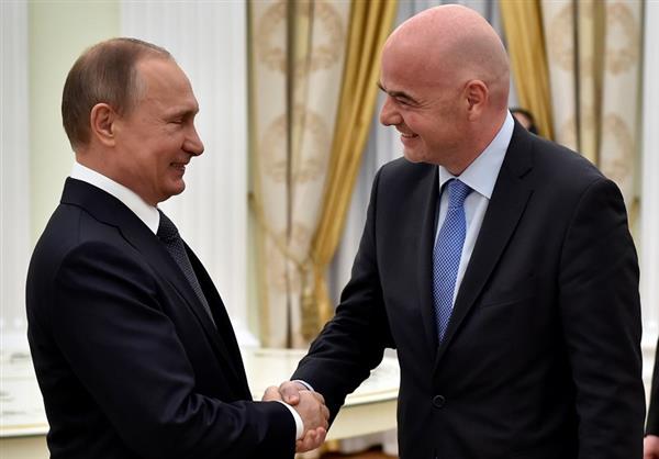 Tổng thống V.Putin tặng huân chương Hữu nghị Chủ tịch FIFA