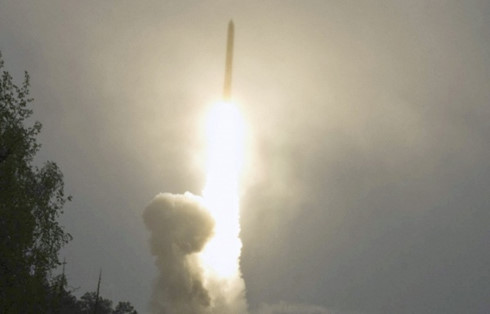 Tên lửa Nga chệch đường bay lao xuống một ngôi làng