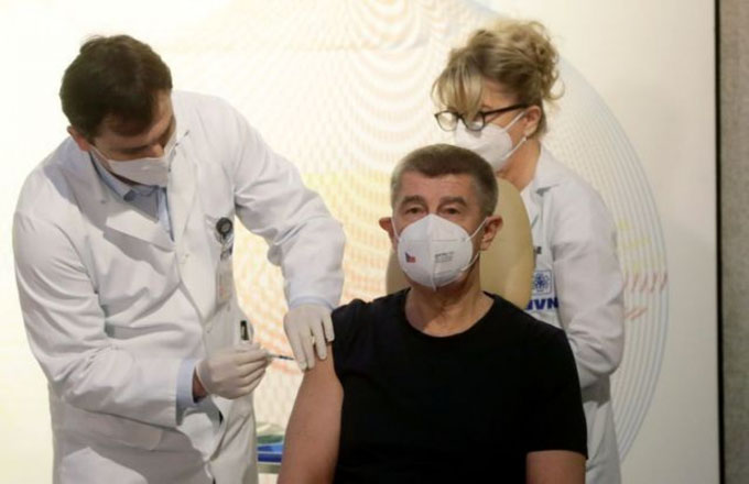 Thủ tướng Séc là người đầu tiên được tiêm vaccine Covid-19