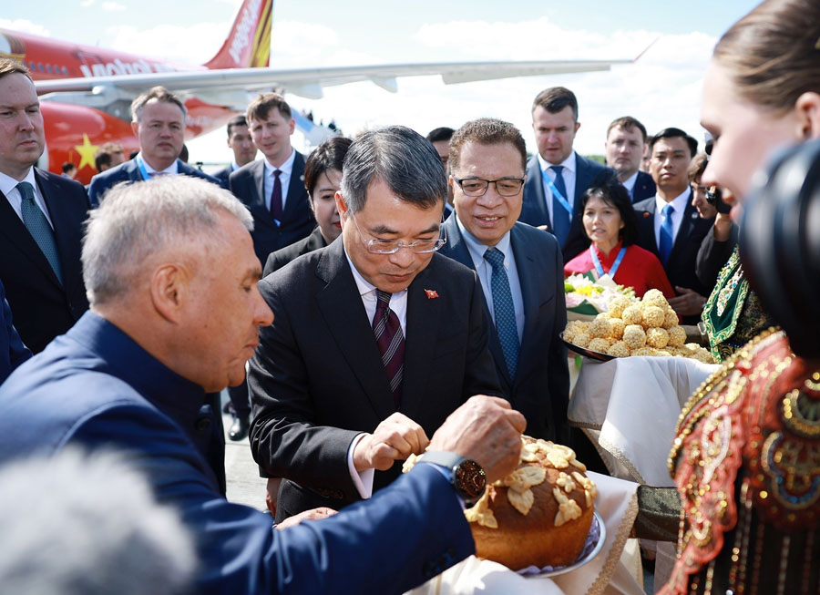 Nga chào đón Thủ tướng Lê Minh Hưng bằng nghi thức mời bánh mì muối, kẹo ngọt