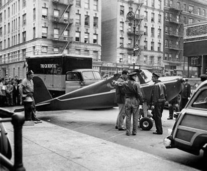 Phi công hai lần liều lĩnh đáp máy bay xuống phố hẹp Manhattan, New York