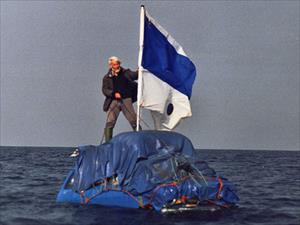 Người đàn ông phượt xuyên Đại Tây Dương bằng ôtô nổi trên nước