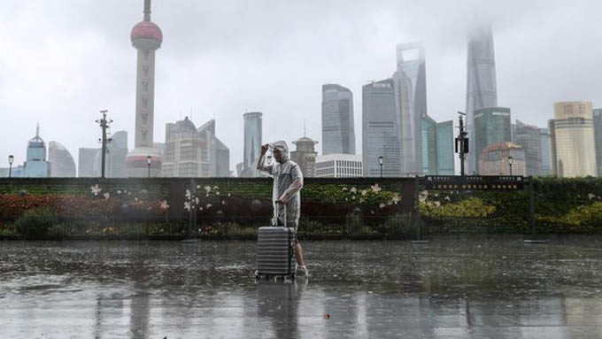 Trời Thượng Hải tối đen như 'tận thế' vì bão In-fa