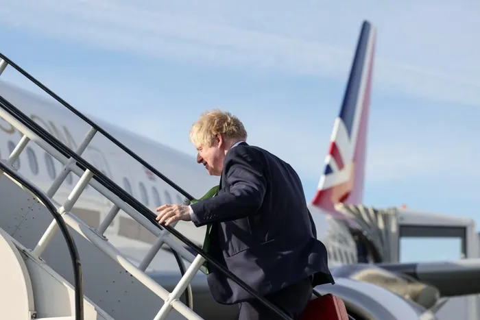 Ông Boris Johnson gấp rút bay trở lại Anh