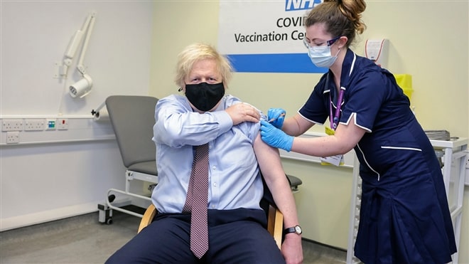 Thủ tướng Anh tiêm vaccine COVID-19 của AstraZeneca