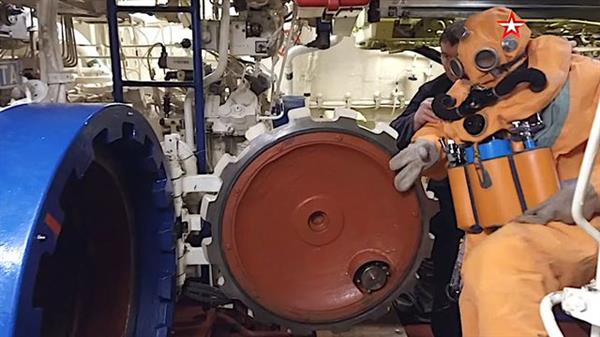 Video thủy thủ tàu ngầm Nga tập thoát hiểm từ ống phóng ngư lôi