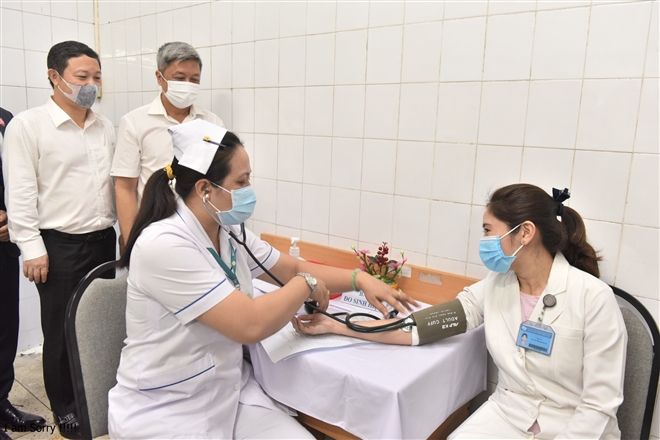 Nữ hộ sinh được tiêm vaccine COVID-19 ở Hà Nội: 'Tôi rất vui và hạnh phúc'