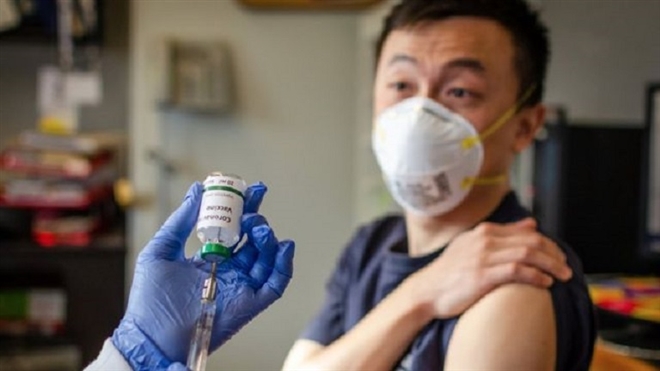 Dân không chịu tiêm vaccine ''nội địa'', Bắc Kinh tặng trứng để thuyết phục