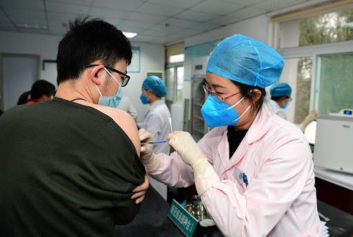 Một người Trung Quốc nhiễm Covid-19 dù tiêm đủ 2 liều vắc xin, chuyên gia nói gì?