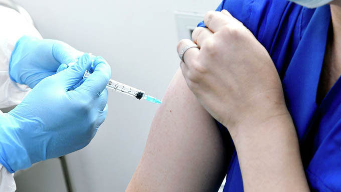 Khoảng 53% dân chúng Brazil sẵn sàng tiêm vắc xin chống COVID-19 của Nga