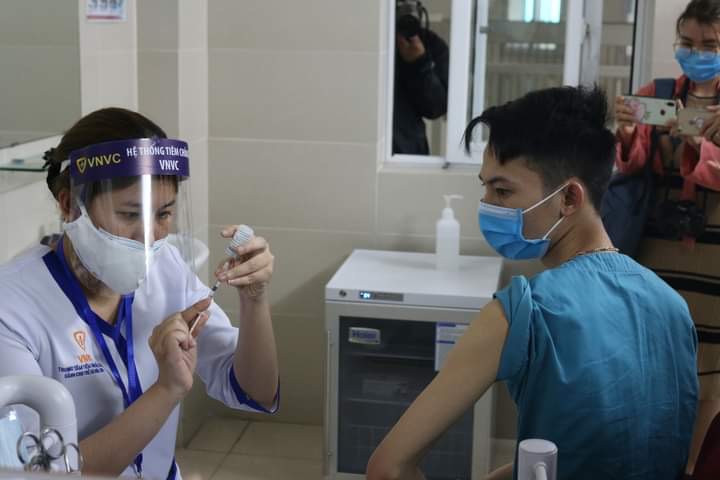 Có 10 nhân viên y tế Bệnh viện Thanh Nhàn phản ứng nhẹ sau tiêm vaccine COVID-19
