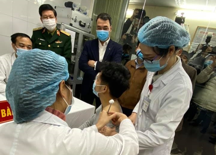 Người Việt có thể tiêm vaccine COVID-19 quý I năm 2021, giá 1,1 triệu đồng/2 mũi