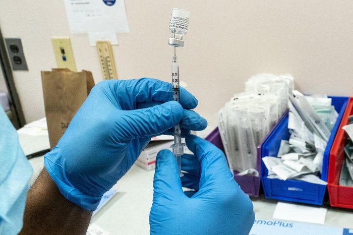 Hai em nhỏ vài tháng tuổi bị tiêm nhầm vaccine COVID-19