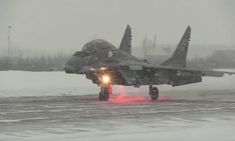 Phi công Nga lái MiG-29K bay lượn dưới trời tuyết trắng xóa Bắc Cực