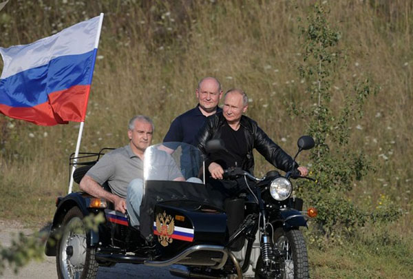 Ông Putin diện áo da cực ngầu, lái 'xít đờ ca' Ural huyền thoại