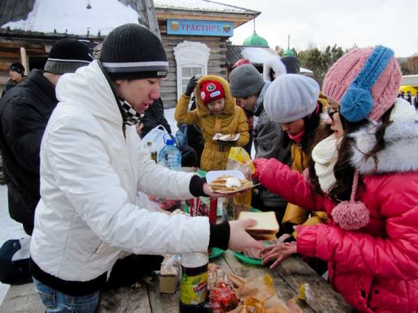 Sinh viên Việt Nam thích thú với Lễ tiễn mùa đông tại Nga