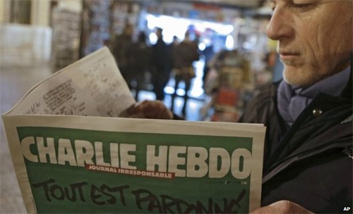 Dân Paris xếp hàng dài mua báo Charlie Hebdo số mới