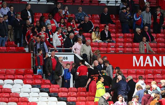 Toàn cảnh cuộc sơ tán khẩn cấp trên sân Old Trafford vì bom giả