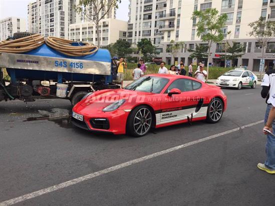 Tò mò bấm nút PSM, khách Việt đâm hỏng Porsche Cayman GTS
