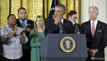 Tổng thống Obama rơi lệ khi công bố kế hoạch kiểm soát súng đạn