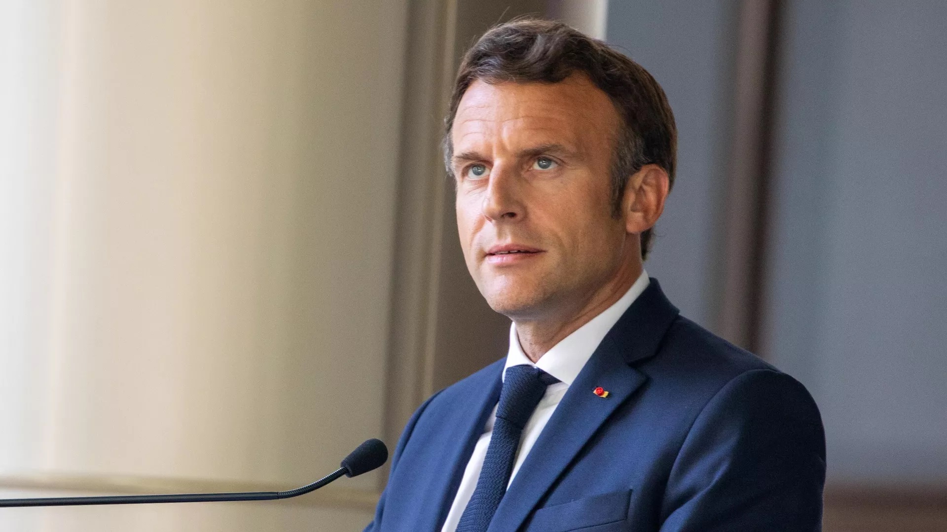 Tổng thống Erdogan làm bẽ mặt ông Macron chỉ bằng một cử chỉ tại hội nghị thượng đỉnh NATO