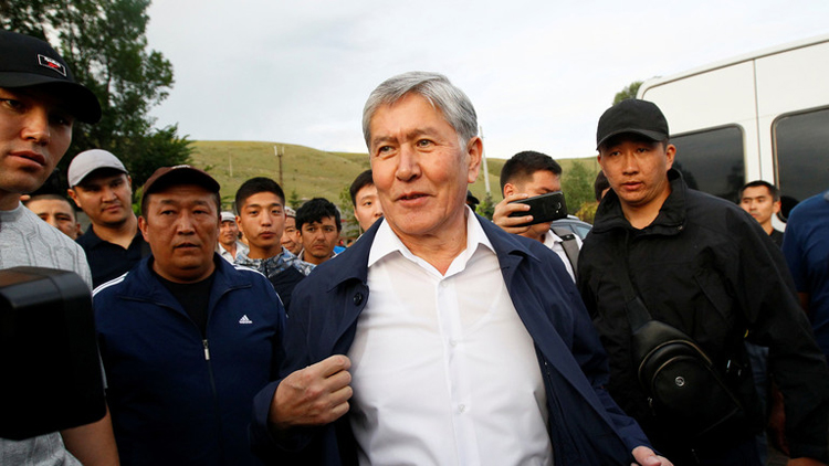 Người biểu tình phóng thích cựu Tổng thống Kyrgyzstan khỏi nhà tù