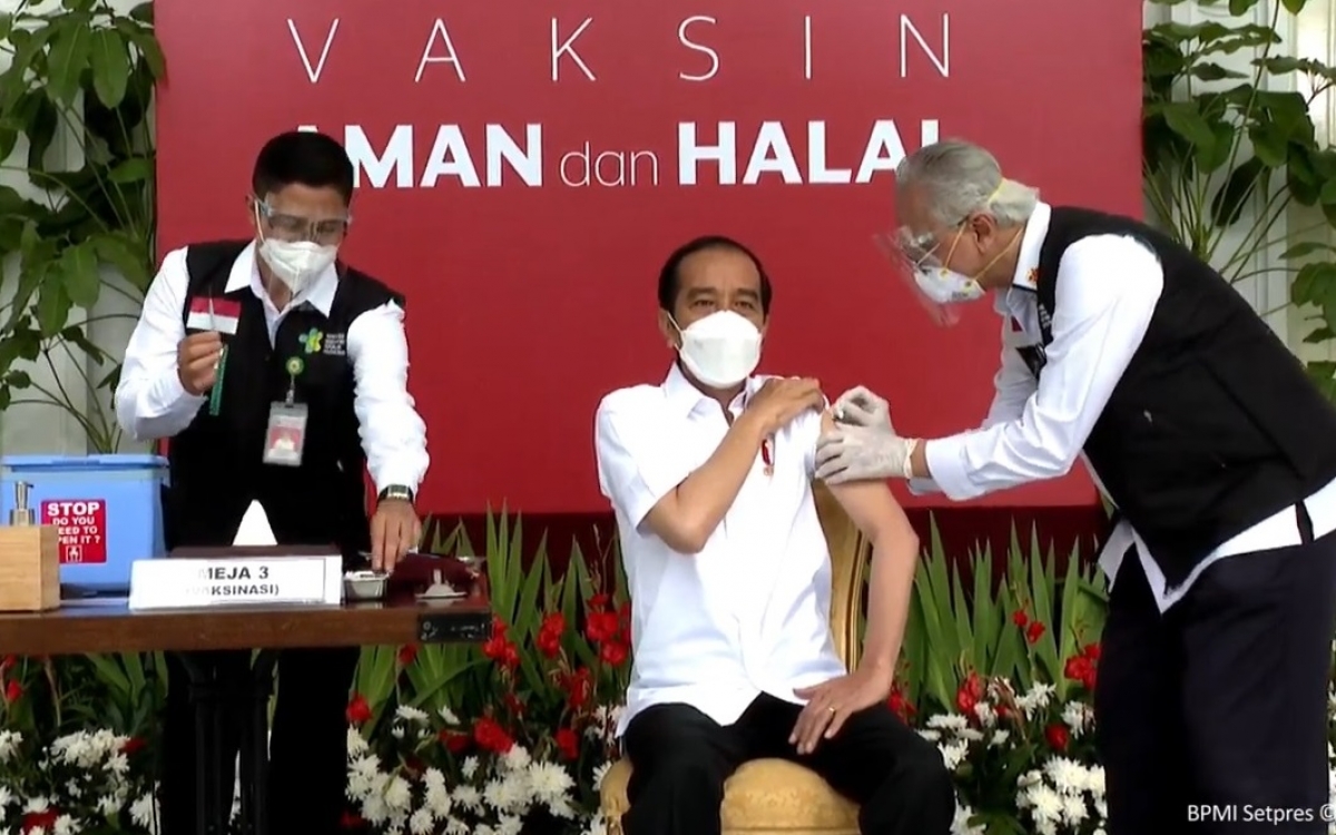 Tổng thống Indonesia tiêm vaccine Covid-19 do Sinovac của Trung Quốc sản xuất