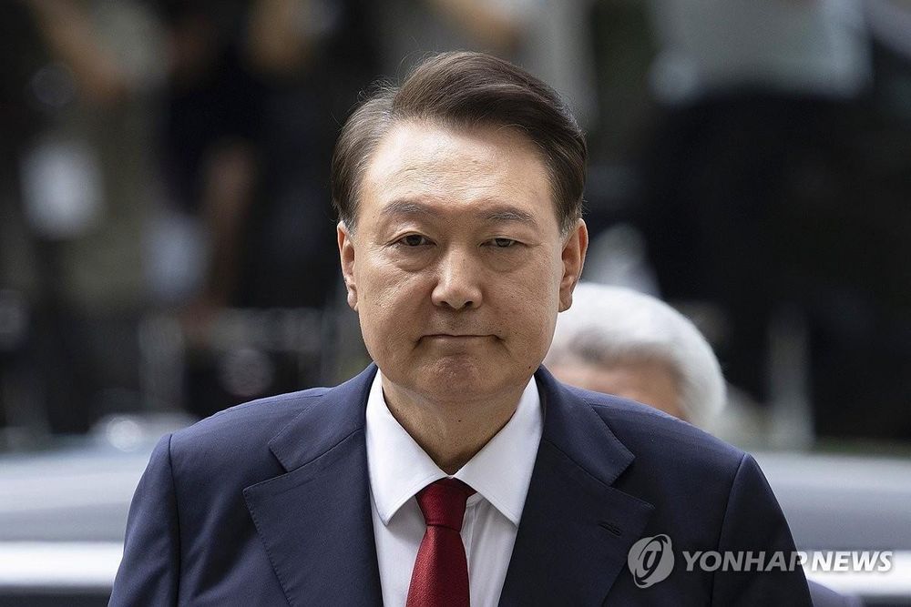 Cựu Tổng thống Hàn Quốc Yoon Suk Yeol nằm ra sàn phòng giam, không tuân thủ lệnh triệu tập thẩm vấn