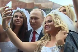 Video: Hàng loạt cô dâu bỏ rơi chú rể để selfie với Putin