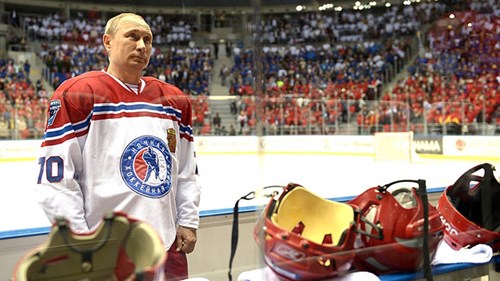 Tổng thống Putin trổ tài chơi hockey trên băng