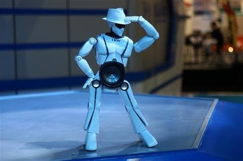 Robot nhảy theo người của VN làm 'nóng' CES 2013