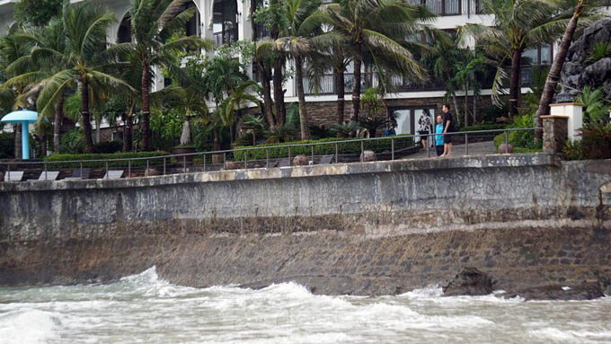 Hơn 700 du khách lo mắc kẹt trên đảo Cát Bà vì ảnh hưởng bão số 7