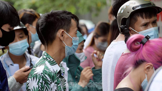 Đông nghịt người chen lấn chờ xét nghiệm COVID-19 tại Hà Nội