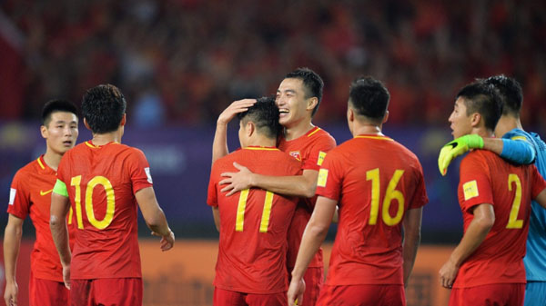 Thủ môn Kyrgyzstan đẩy bóng vào gôn, Trung Quốc may mắn thắng ngược trận ra quân